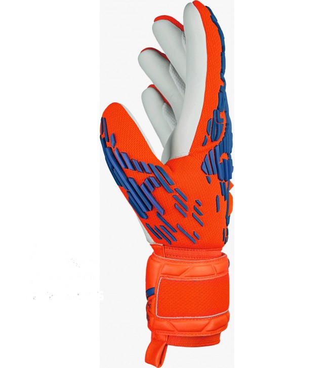 GOALKEEPER GLOVES